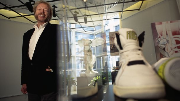 Just Did It: Nike cofounder Phil Knight revolutionized the sneaker business with a simple philosophy, "Put 'em on the pros." (Фото  Mark Peterson / Corbis via Getty Images)