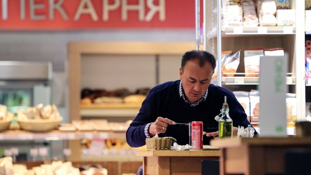 В кафе супермаркета «Азбука вкуса» (Фото Сергея Савостьянова / ТАСС)