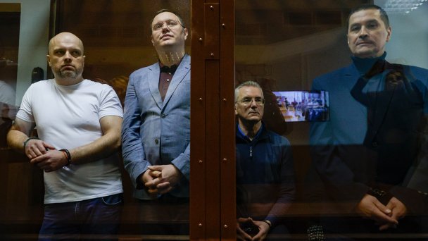 Экс-губернатор Пензенской области Иван Белозерцев (второй справа) во время оглашения приговора в Измайловском суде. (Фото Михаила Синицына / ТАСС)