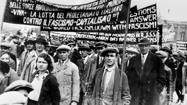 Иностранные рабочие «Ростсельмаша» на первомайской демонстрации (Фото РИА Новости)