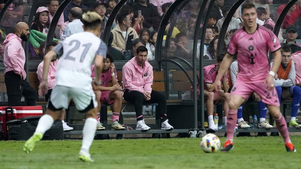 Лионель Месси на скамейке запасных во время матча между командой Гонконга и "Интер Майами" (Фото Getty Images)