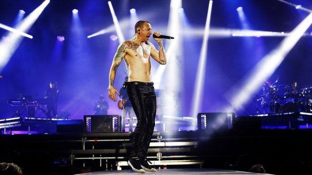 Честер Беннингтон во время концерта рок-группы Linkin Park (Фото Zuma / TASS)