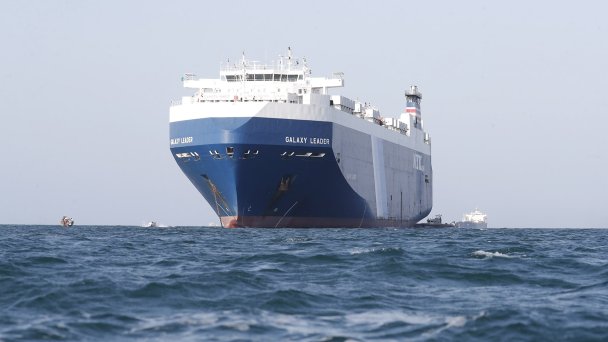 Захваченное хуситами в Аденском заливе израильское грузовое судно Galaxy Leader стоит на якоре у побережья Йемена (Фото EPA / TASS)