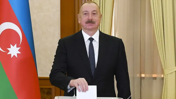 Президент Азербайджана Ильхам Алиев во время голосования на внеочередных президентских выборах на избирательном участке (Фото  Vugar Amrullaev / AP / TASS)