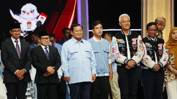 Кандидаты во время заключительных дебатов перед президентскими выборами в Индонезии (Фото: Dimas Ardian / Bloomberg via Getty Images)