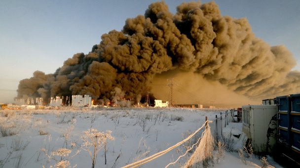 Дым от пожара в складском помещении Wildberries в поселке Шушары на Московском шоссе (Фото EPA)
