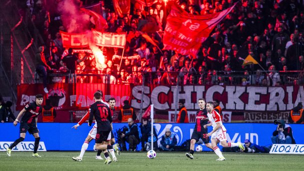 Фанаты мюнхенской «Баварии» зажигают пиротехнику во время матча против «Байера» (Фото Mika Volkmann / IMAGO)
