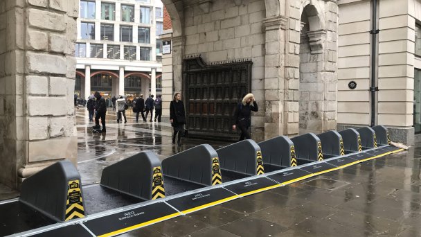 Подъемные барьеры в Лондоне (Фото Getty Images)