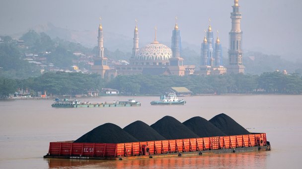 Перевозка угля в Самаринде, Индонезия (Фото Dimas Ardian / Bloomberg via Getty Images)
