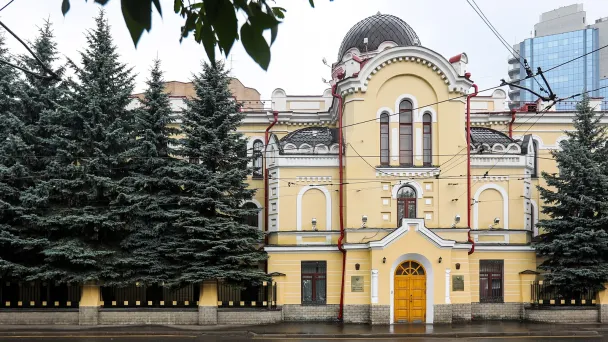 Здание Пенсионного фонда на Шаболовке. Москва. (Фото Антона Новодережкина / ТАСС)