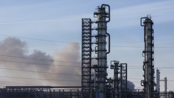Пожар на Рязанском нефтеперерабатывающем заводе. (Фото Александра Рюмина / ТАСС)