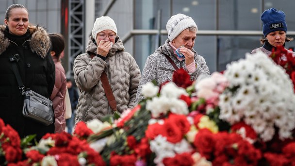 Люди у стихийного мемориала в память о погибших при теракте у здания концертного зала Crocus City Hall. (Фото Юрия Кочеткова / EPA /ТАСС) 