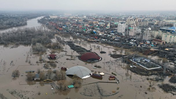 Подтопленные жилые дома в Оренбурге (Фото Кирилла Лебедева / ТАСС)