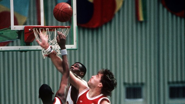 Мужская сборная СССР по баскетболу в противостоянии со сборной США на летней Олимпиаде 1988 года в Сеуле (Арвидас Сабонис — № 11 против Дэнни Мэннинга — № 13) (Фото Ken Hackman)