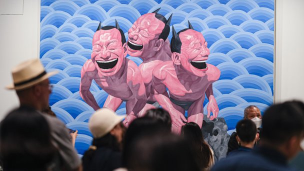 Посетители у работы Юэ Миньцзюня на ярмарке Art Basel Hong Kong 2024 (Фото Keith Tsuji / Getty Images)