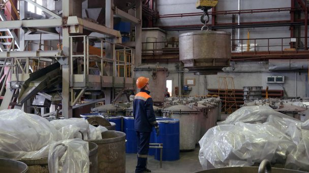   Рабочий на Соликамском магниевом заводе (Фото Максима Кимерлинга / Коммерсантъ)