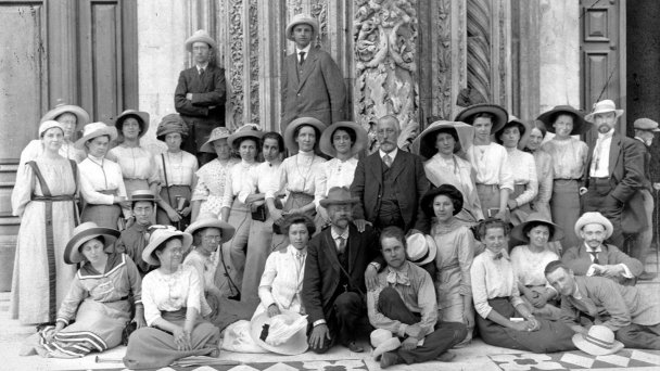 Слушательницы и преподаватели Бестужевских курсов на экскурсии. 1912 год