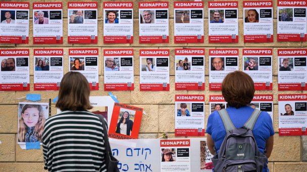 Фотографии жителей Израиля, взятых боевиками ХАМАС в заложники в октябре 2023 года. Тель-Авив. (Фото Leon Neal / Getty Images)