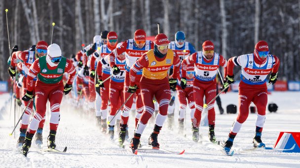 Спортсмены на старте дистанции 10 км + 10 км скиатлона среди мужчин на 5-м этапе Кубка России по лыжным гонкам в поселке Мирный. (Фото Сергея Елагина / Бизнес Online / ТАСС)