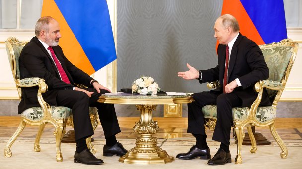 Президент России Владимир Путин и премьер-министр Армении Никол Пашинян (слева) во время двусторонней встречи в Кремле (Фото Александра Щербака / ТАСС)