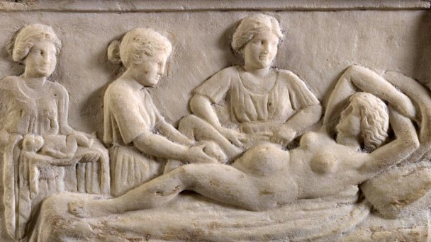 Римская мраморная доска, показывающая сцену родов (Фото The Board of Trustees of the Science Museum)