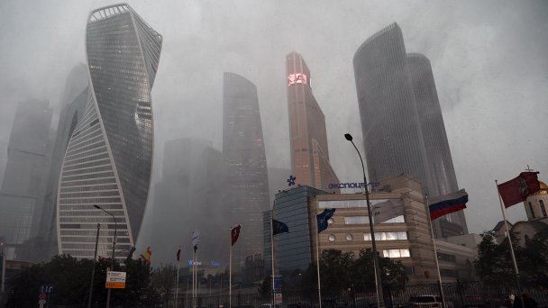 Деловой центр «Москва-Сити» во время грозы (Фото Михаила Терещенко / ТАСС)