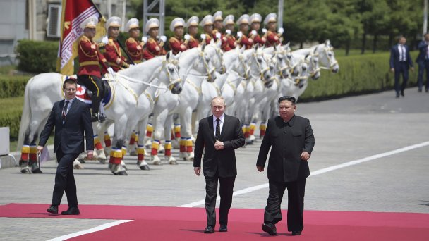 19 июня, КНДР. Лидер Северной Кореи Ким Чен Ын (слева) и президент России Владимир Путин (Фото AP / TASS)