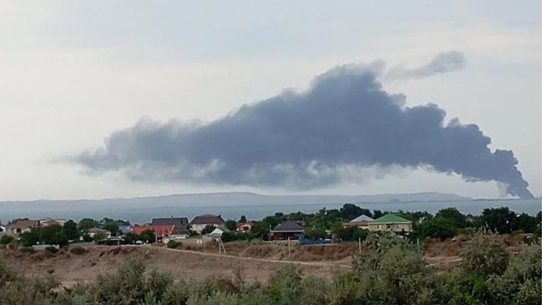 Пожар на железнодорожном пароме с топливными цистернами в порту Кавказ (Фото Подслушано в Тамани / vk.com)