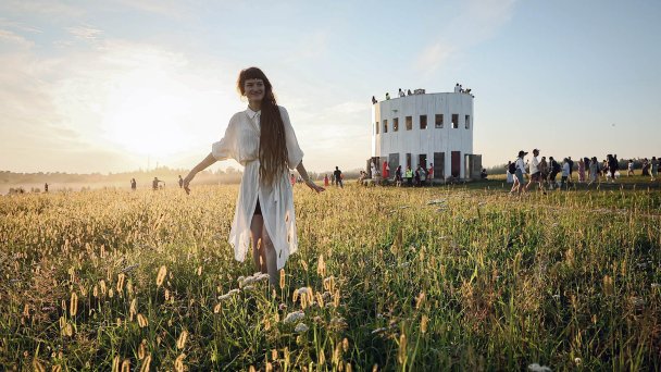 Фестиваль «Архстояние» в арт-парке «Никола-Ленивец» в 2024 году (Фото Софьи Сандурской / ТАСС)