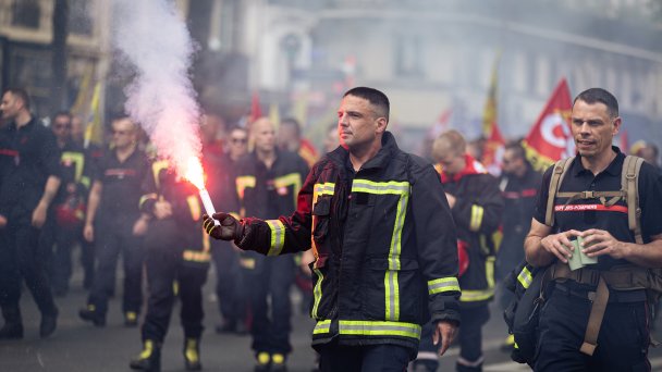 Тысячи пожарных вышли на демонстрации в Париже (Фото Telmo Pinto / SOPA Images / LightRocket via Getty Images)