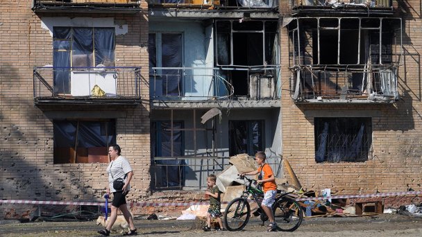 Курск. Жители у дома, поврежденного в результате обстрела ВСУ. (Фото EPA / ТАСС)