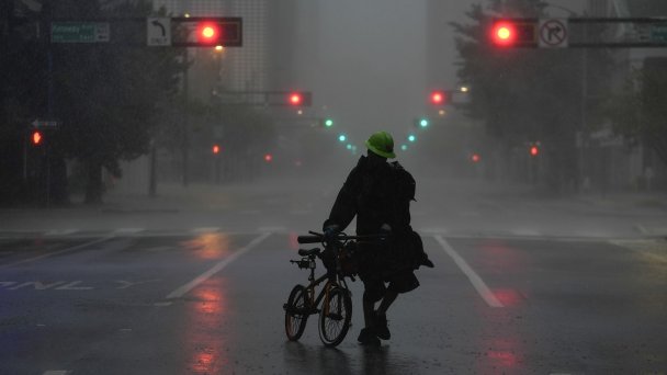 Ураган «Милтон» (Фото AP Photo / Rebecca Blackwell)