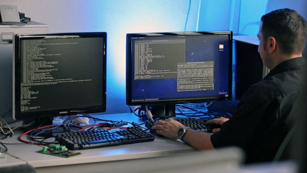 Работа на компьютере с операционной системой Linux (Фото Jan Woitas / picture alliance via Getty Images)