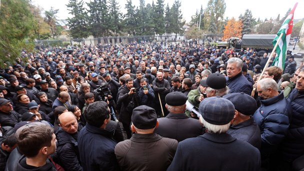 Протестующие у здания парламента в Сухуме (Фото Владимира Попова / ТАСС)