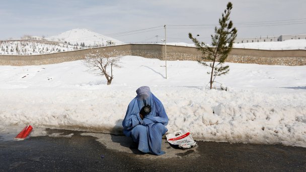 Афганская женщина просит милостыню. Кабул. (Фото Mohammad Ismail / Reuters)