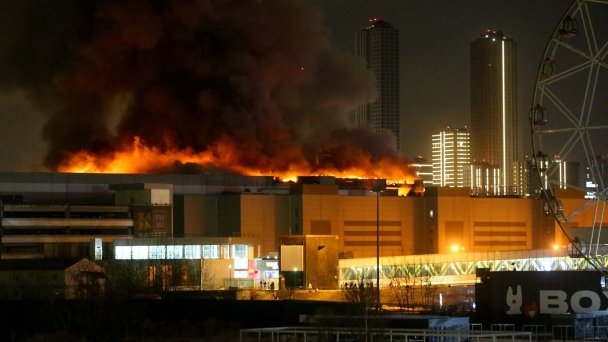 Горящее здание Crocus City Hall. (Фото Сергея Ведяшкина / Агентство «Москва»)