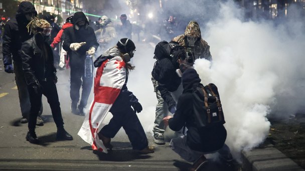 Участники акции протеста у здания парламента в Тбилиси (Фото Михаила Терещенко / ТАСС)