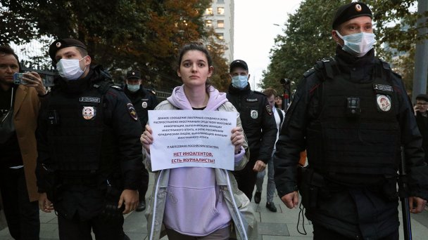  Алеся Мароховская во время одиночного пикета в знак протеста против внесения СМИ и журналистов в реестр иноагентов у здания Министерства юстиции РФ.  (Фото Евгения Разумного / Ведомости / ТАСС)