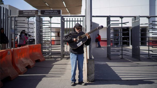Переход на границе Мексики и США (Фото Victor Medina / Reuters)
