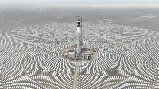 Вид с воздуха на строительную площадку солнечной тепловой электростанции в Цзюцюане, провинция Ганьсу, Китай (Фото Getty Images)