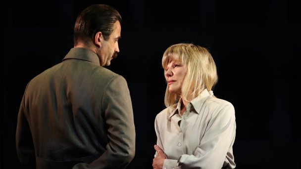 Актеры Дмитрий Певцов (Сталин) и Александра Захарова (Виктория) в сцене из спектакля «Капкан» (Фото Антона Новодережкина / ТАСС)