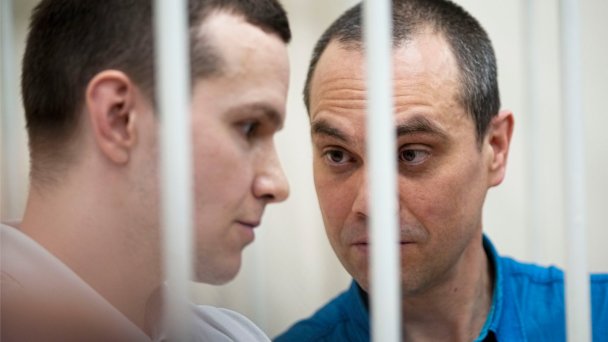 Адвокаты Алексей Липцер и Вадим Кобзев (слева направо) в зале суда (Фото AP / TASS)