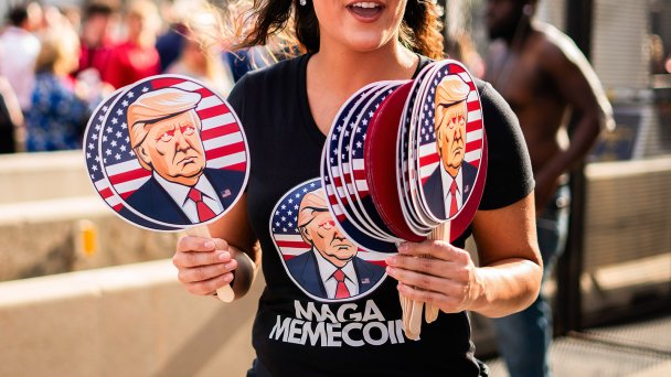 Монеты в виде MAGA-мемов (Фото Jeremy Hogan / SOPA Images / LightRocket via Getty Images)