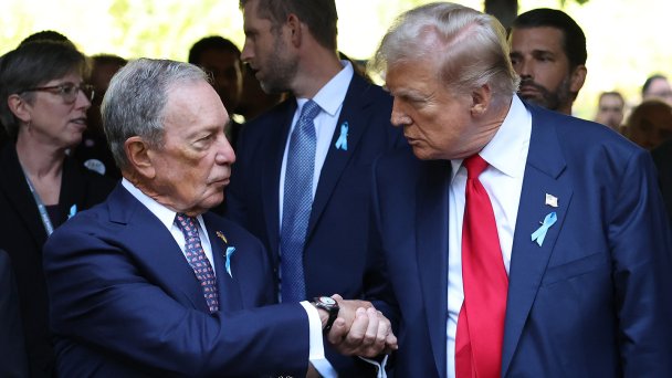 Майкл Блумберг и Дональд Трамп (Фото Michael M. Santiago / Getty Images)