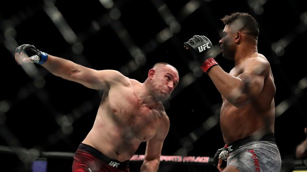 Алексей Олейник (слева) и Алистар Оверим (Фото Валерия Шарифулина / ТАСС)