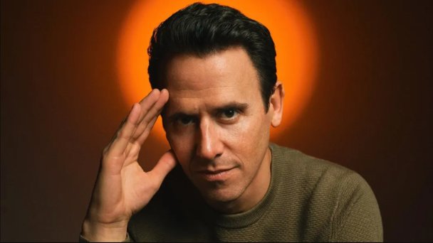 Магия — это чит-код в жизни», — говорит менталист Оз Перлман. «У меня есть способ вас удивить» (Фото Aleksandr Karnyukhin для Forbes)