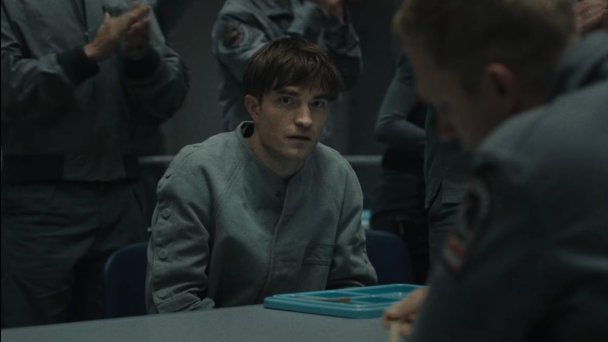 Кадр из фильма «Микки 17»