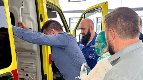 Журналистка Милашина и адвокат Немов после нападения в Грозном (Фото Сергея Бабинеца / ТАСС)