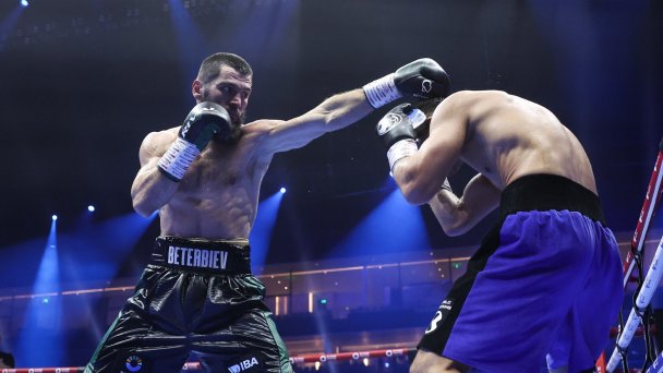 Боксерский поединок Бивола и Бетербиева в Саудовской Аравии (Фото Валерия Шарифулина / ТАСС)