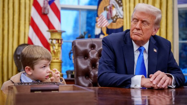 Экс Эш Эй-12 и Дональд Трамп (Фото Andrew Harnik / Getty Images)